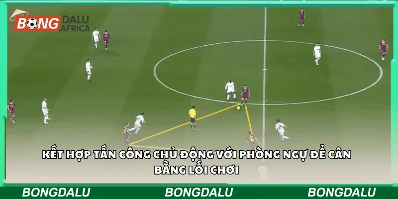 Kết hợp tấn công chủ động với phòng ngự để cân bằng lối chơi