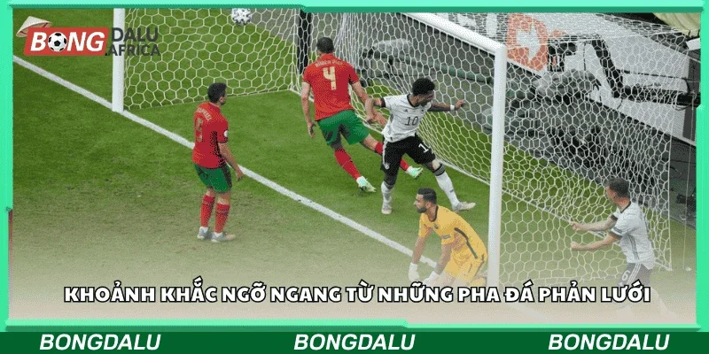 Khoảnh khắc ngỡ ngàng từ những pha đá phản lưới